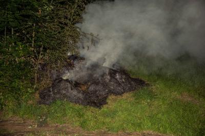 Winnenden-Schelmenholz: Strohbrand am Waldrand sorgt fuer starke Rauchentwicklung